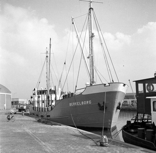 849436 Afbeelding van het vrachtschip Berkelborg in de Veilinghaven te Utrecht.